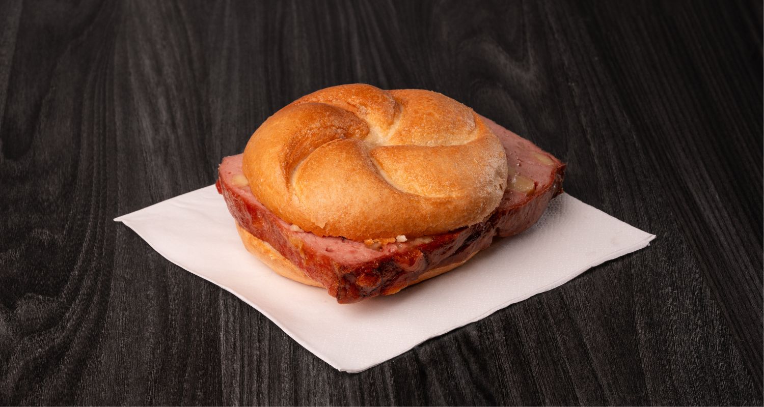 Leberkäse-Semmel Deluxe: mit Spiegelei, Röstzwiebeln & Senf